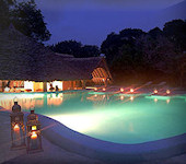 Cove Luxury Tree Houses zwembad idyllische boomhutten gebouwd op palen aan de zuidkust in Kenya