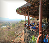 Rhino Valley Lodge, met een panorama uitzicht over het reservaat, Tsavo West Nationaal Park Kenia