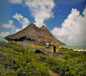 OnsKenia, Tana Delta Dune Lodge ligt aan de kust van Kenia het midden tussen Malindi en Lamu