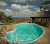 Ngulia Safari Lodge zwembad met een panorama uitzicht over het reservaat, Tsavo West Nationaal Park Kenia