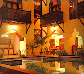 Dhow Palace Hotel, restaurant en binnenplaats zwembad bij nacht Zanzibar Stone Town  Tanzania