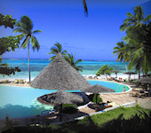 OnsKenia, Karafuu Beach Resort en Spa zwembad resort Zanzibar 