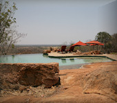 OnsKenia, Elsa's Kopje zwembad met uitzicht over het Meru National Park verscholen in Kenia