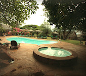 Kilaguni Serena Game Lodge jacuzi en een zwembad met ligstoelen en een Spa voor een relax massage, Tsavo West National Park Kenia