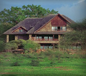 Kilaguni Serena Game Lodge met uitzicht op de drinkwaterplaats en de Kilimanjaro en de Chulu Hills, Tsavo West National Park Kenia